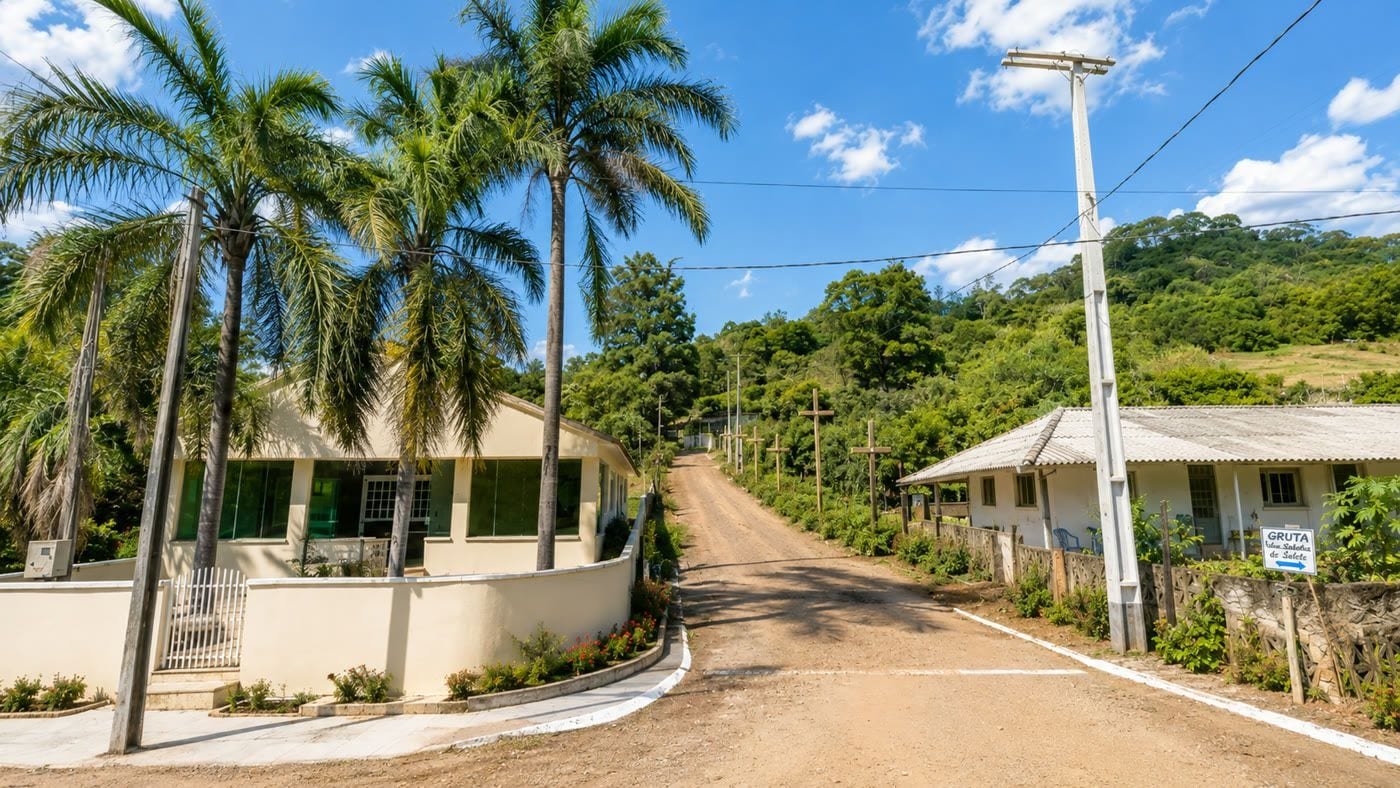 Estrada de acesso ao Morro da Santa, ladeada pelas cruzes da Via-Sacra