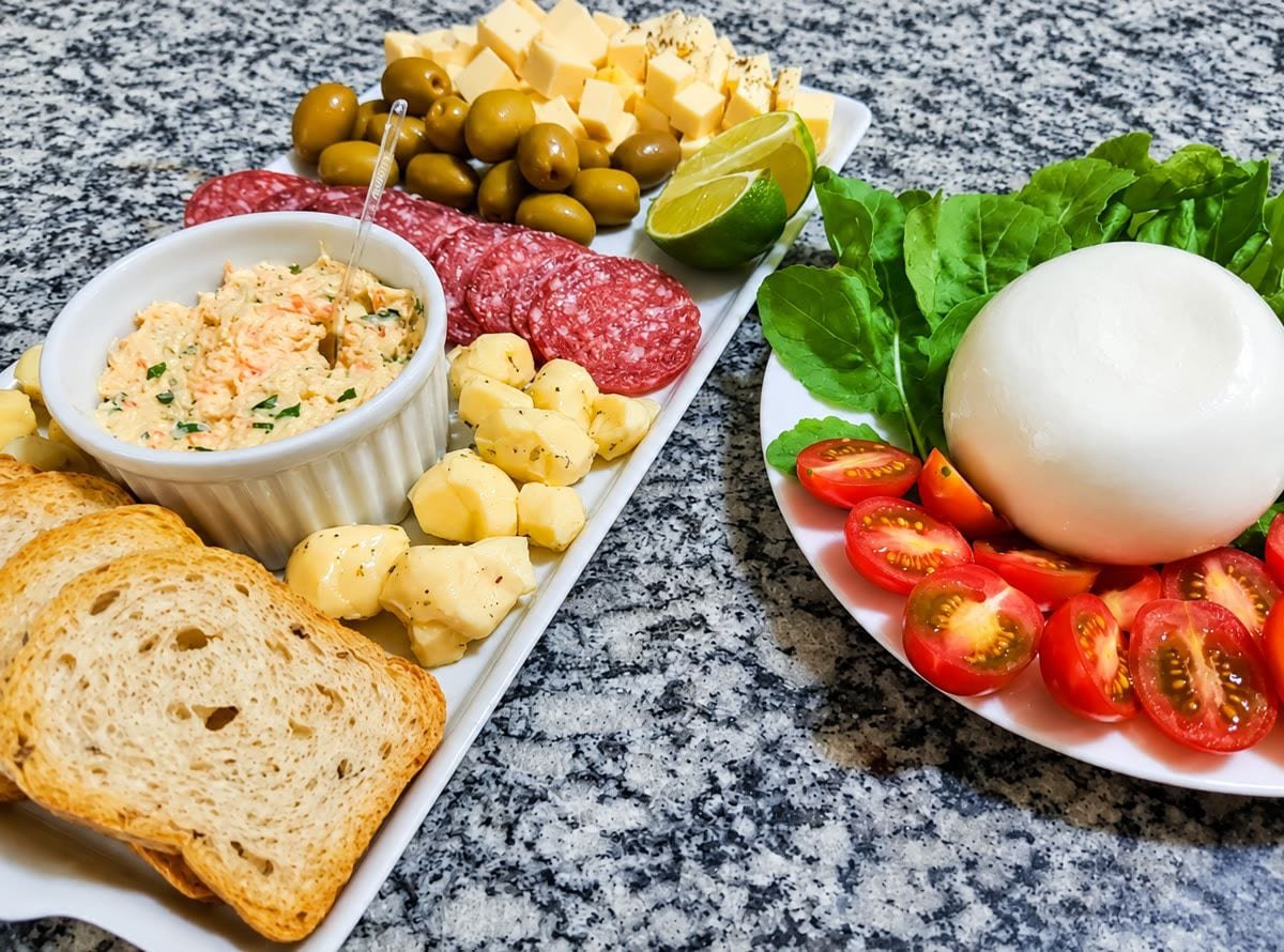 Tábua de aperitivos da Pousada São José, com queijos, salame e mussarela de búfala