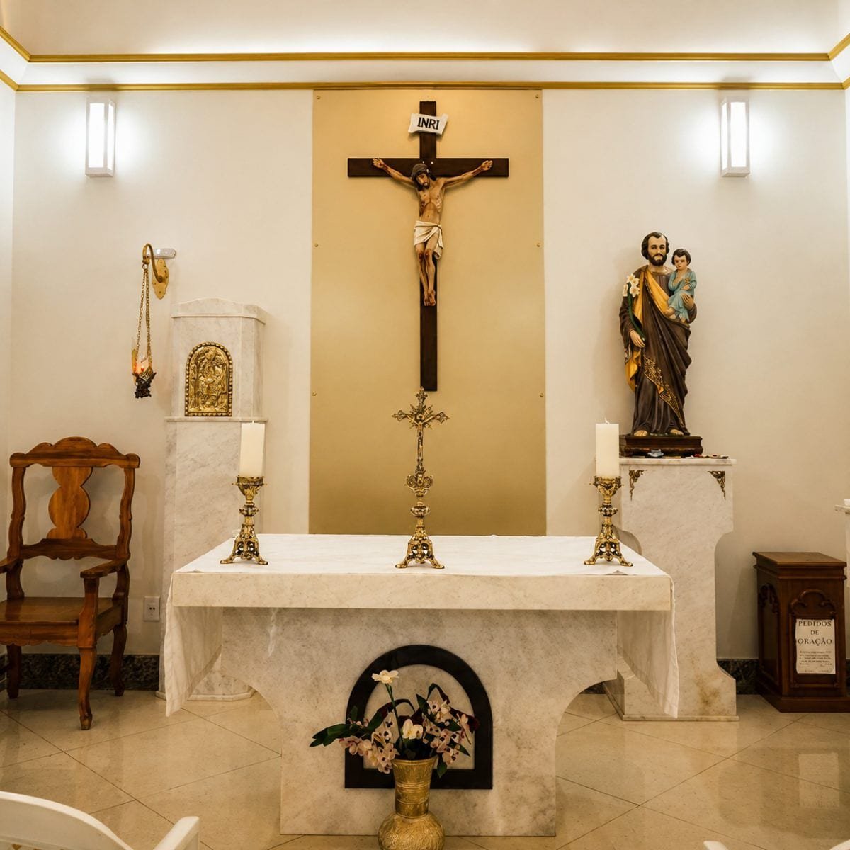 Capela da Pousada São José, com altar e imagem de São José