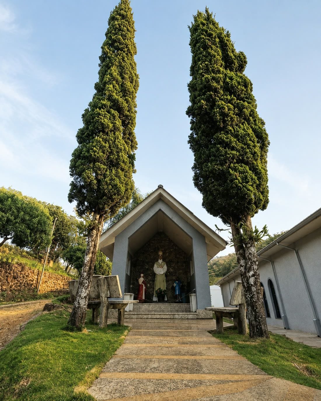 Capelinha das aparições ao lado da igreja, entre dois ciprestes