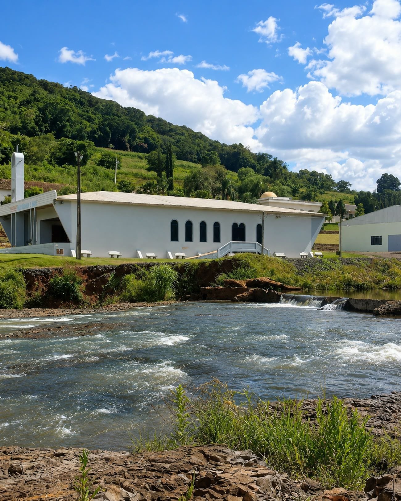 Igreja do Santuário Nossa Senhora da Salete às margens do Rio Jacutinga