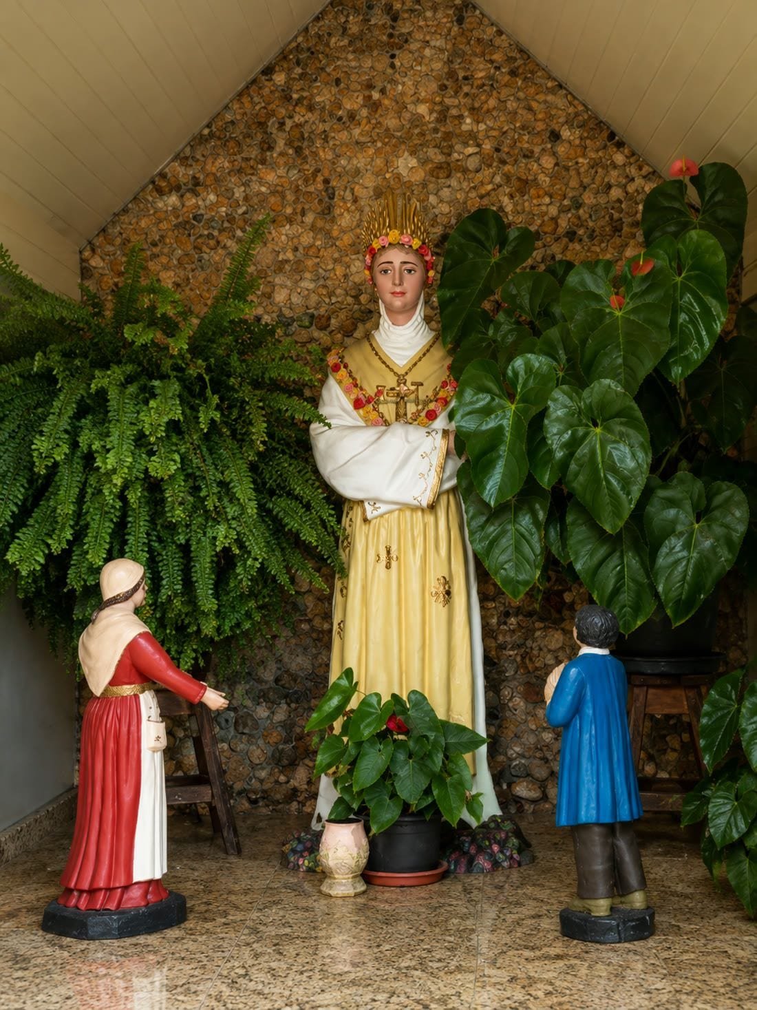 Imagem de Nossa Senhora da Salete na capelinha, representando a aparição aos dois pastorzinhos