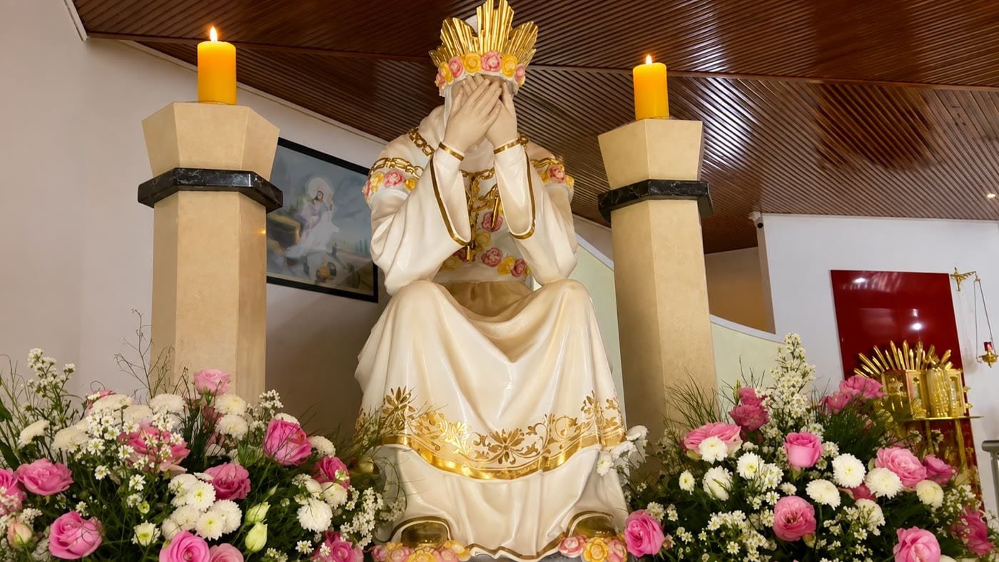 Imagem de Nossa Senhora da Salete no altar da Igreja Santuário