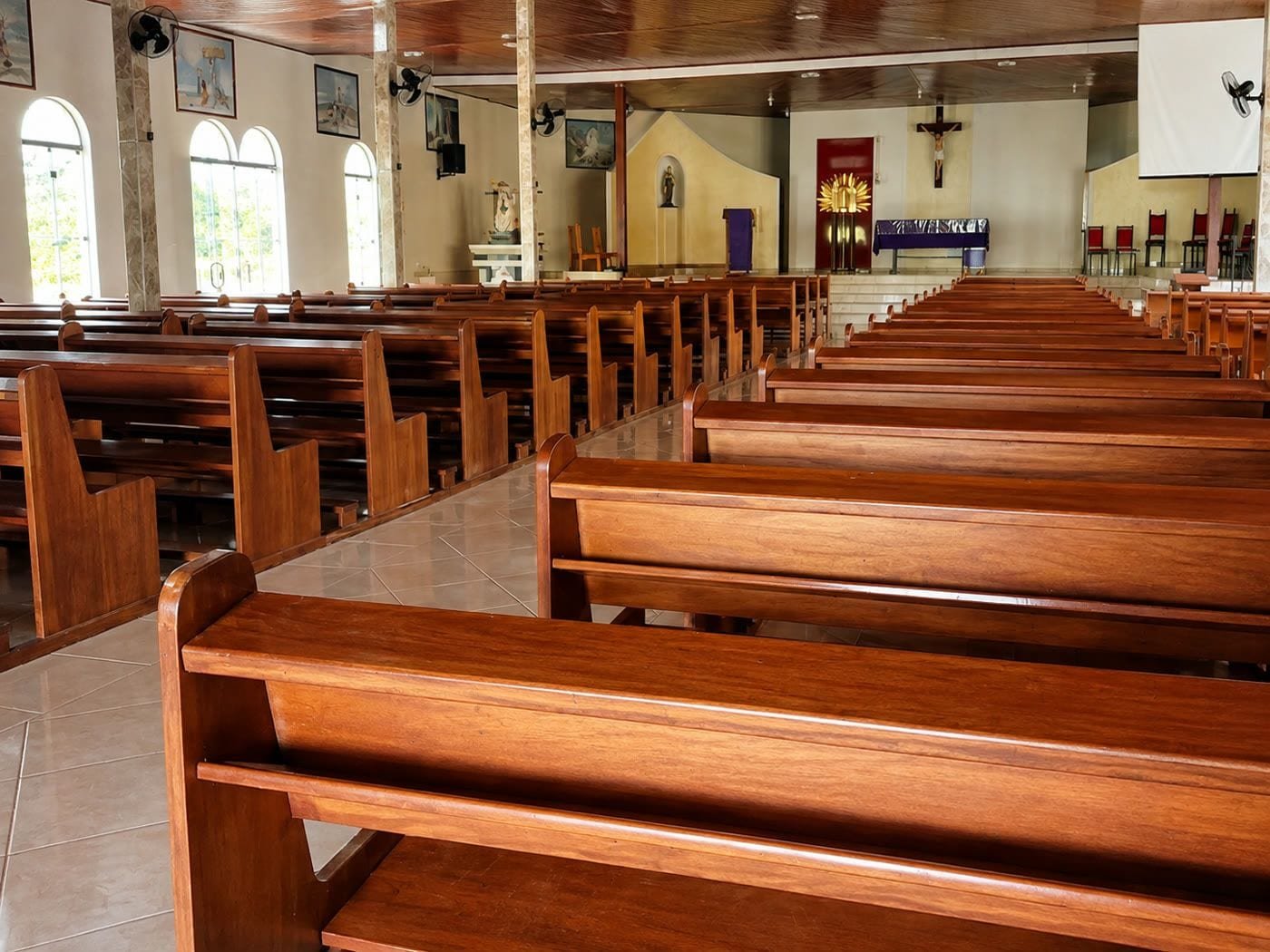 Interior da Igreja Matriz do Santuário Nossa Senhora da Salete, com os bancos e o altar