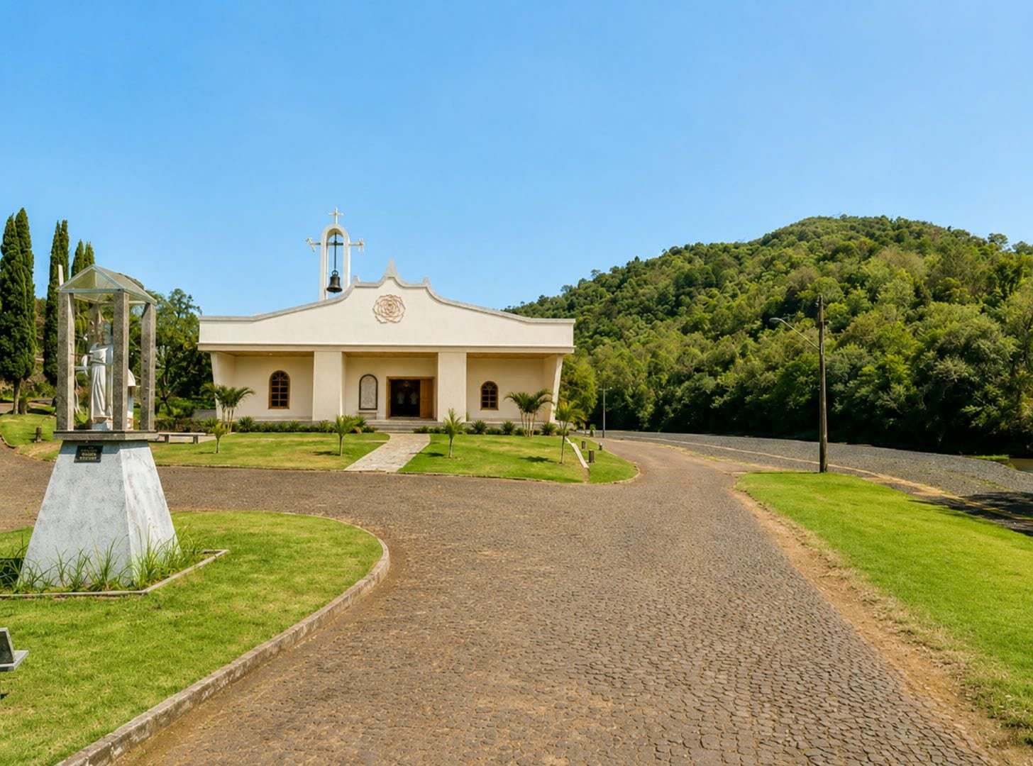 Praça do Santuário Nossa Senhora da Salete, com a capelinha das aparições ao lado da igreja